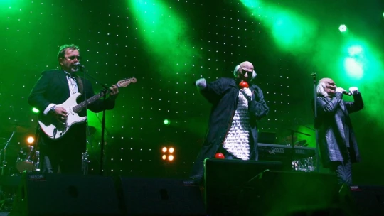 Bizarní příběh masky, která udělala z novináře předskokana Rolling Stones