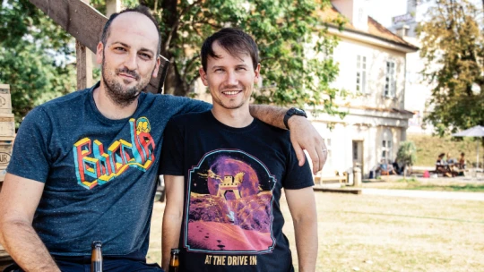 Dva kamarádi prodávají frajerské pivo. Zisk posílají dál na komunitní projekty