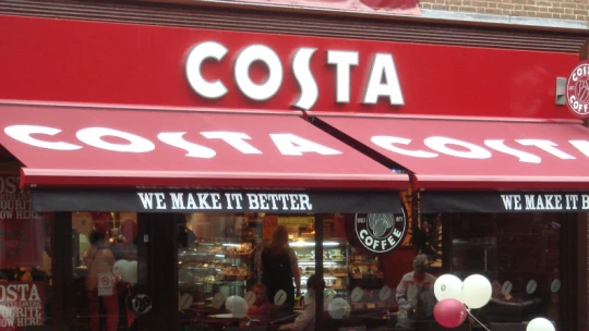 Boj s epidemií ticha. Costa Coffee zavádí tlachací stolky pro osamělé