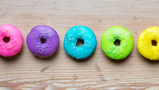 Duhový donut, piknik i&nbsp;kvíz s&nbsp;drag queen. Tipy, jak si užít pražskou Pride