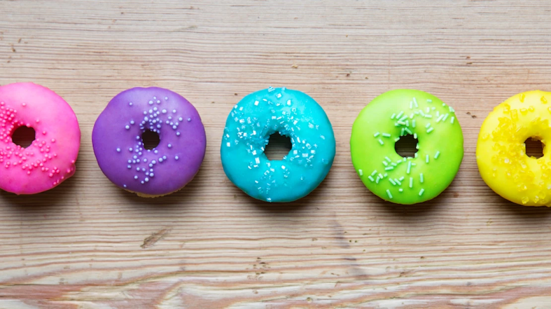 Duhový donut, piknik i&nbsp;kvíz s&nbsp;drag queen. Tipy, jak si užít pražskou Pride