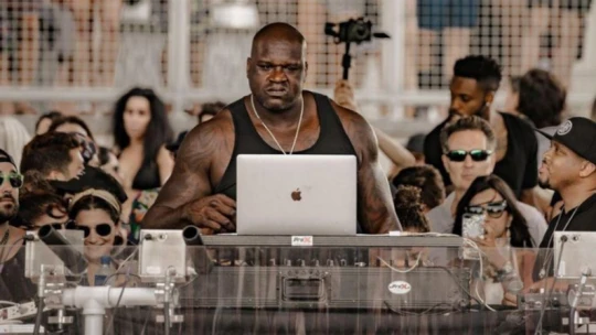 Bývalá basketbalová star Shaquille O’Neal jako největší DJ planety
