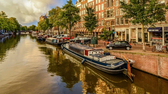 Volný čas s prací nejlépe kombinují a užívají Nizozemci. Co dělají lépe?