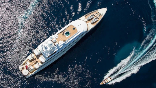 Jachty, smetánka a&nbsp;sporťáky. Pět důvodů, proč být na Monaco Yacht Show
