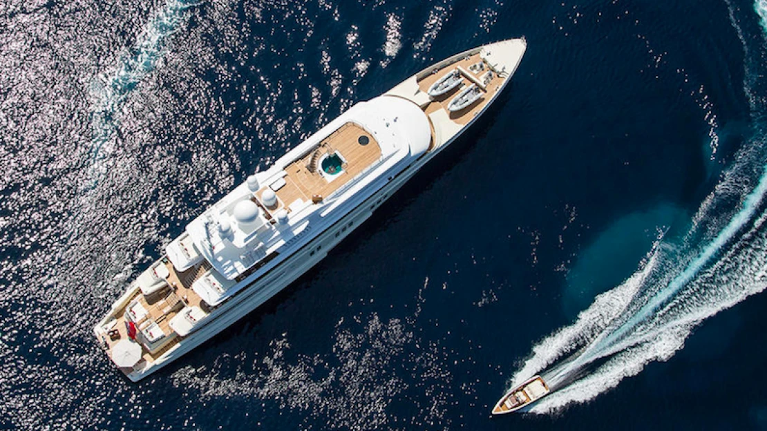 Jachty, smetánka a&nbsp;sporťáky. Pět důvodů, proč být na Monaco Yacht Show