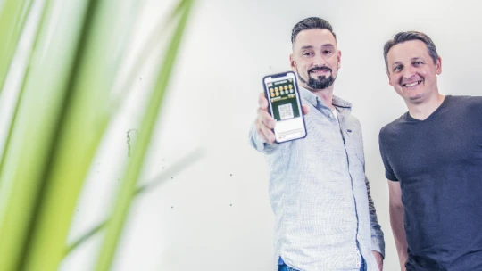 Ze solidní nejistoty do virtuální peněženky. Češi oživují plastové karty