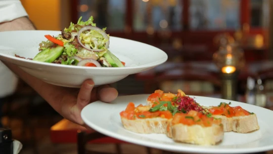 Ke stolu! Restaurace by mohly vnitřní prostory otevřít už v&nbsp;půlce června