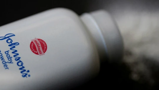 Je Johnson & Johnson zlá korporace? O&nbsp;azbestu v&nbsp;pudru prý věděla desítky let