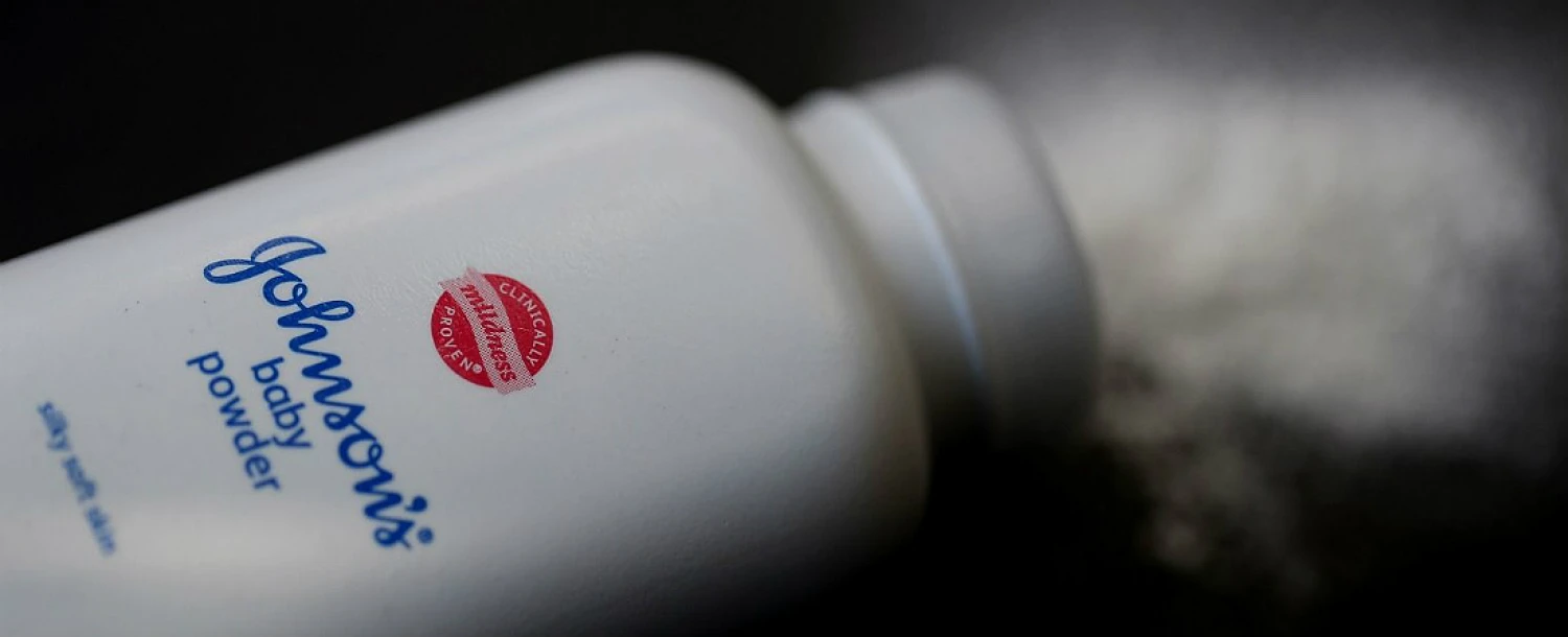 Je Johnson & Johnson zlá korporace? O&nbsp;azbestu v&nbsp;pudru prý věděla desítky let