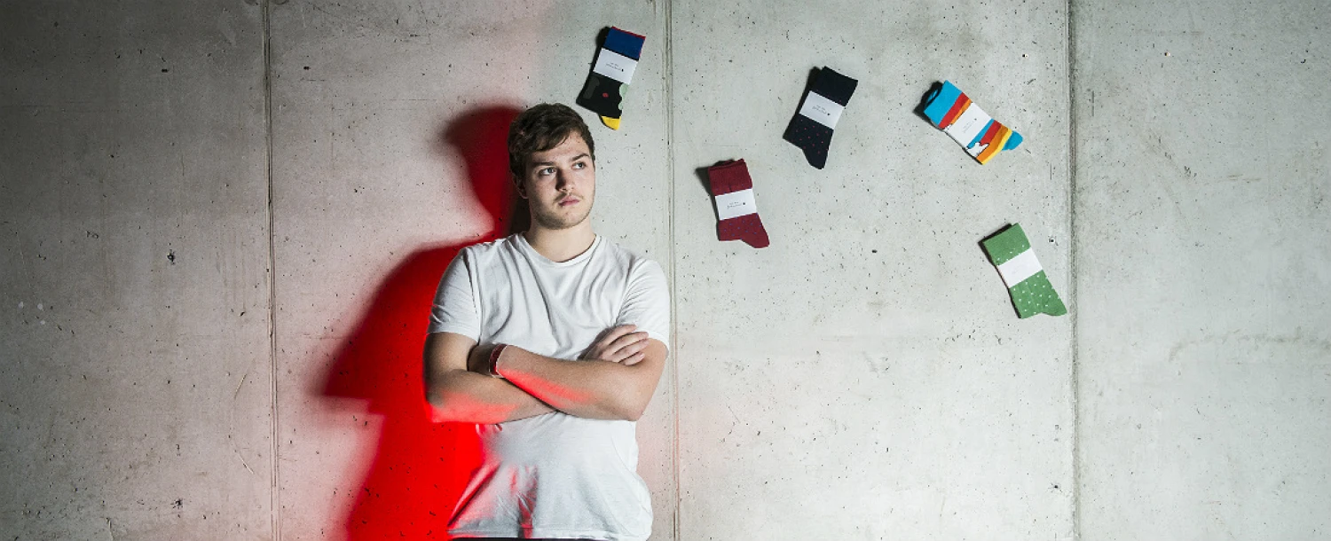 Ze školní lavice si udělal kancelář a&nbsp;rozjel vlastní firmu s&nbsp;originální módou