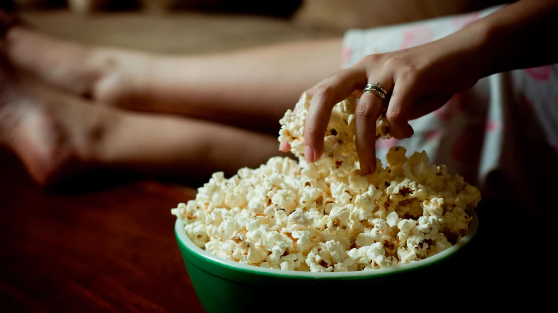 Co dělat, když se vám na silvestra nechce ven? Snězte hrozny, dejte si popcorn a&nbsp;vylezte na židli