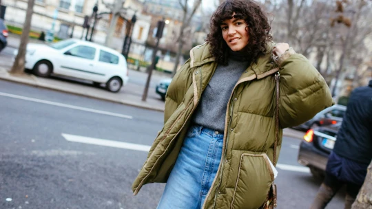 Péřovka, nebo plastovka? Trendy nadýchané bundy plní recyklované materiály