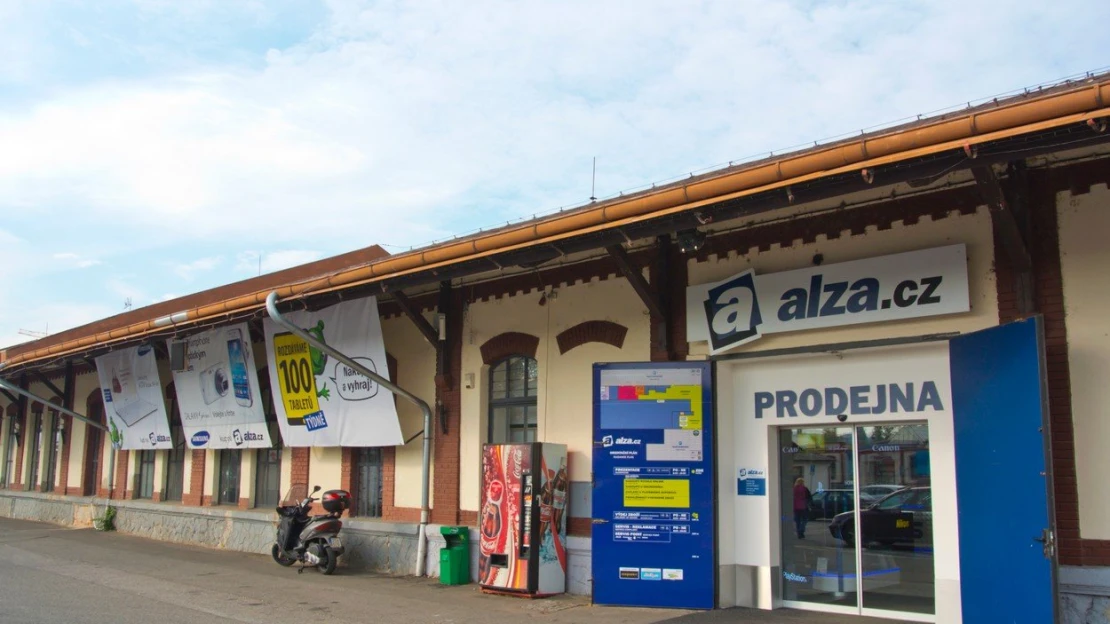 Alza slaví čtvrt století. Rekordně roste a&nbsp;v&nbsp;zisku dohání Seznam