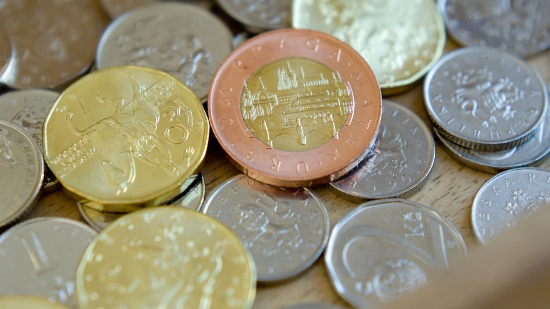 Koruna o&nbsp;víkendu zpevnila. Vůči euru je nejsilnější za posledních dvanáct let