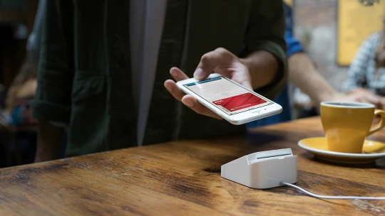 Apple Pay v&nbsp;Česku funguje pět let. Je nejpoužívanější službou pro placení mobilem