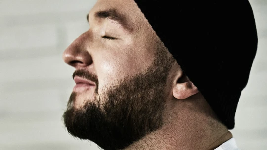 Češi mají rádi jasný rytmus a&nbsp;baví je text, říká hitmaker Ondřej Fiedler
