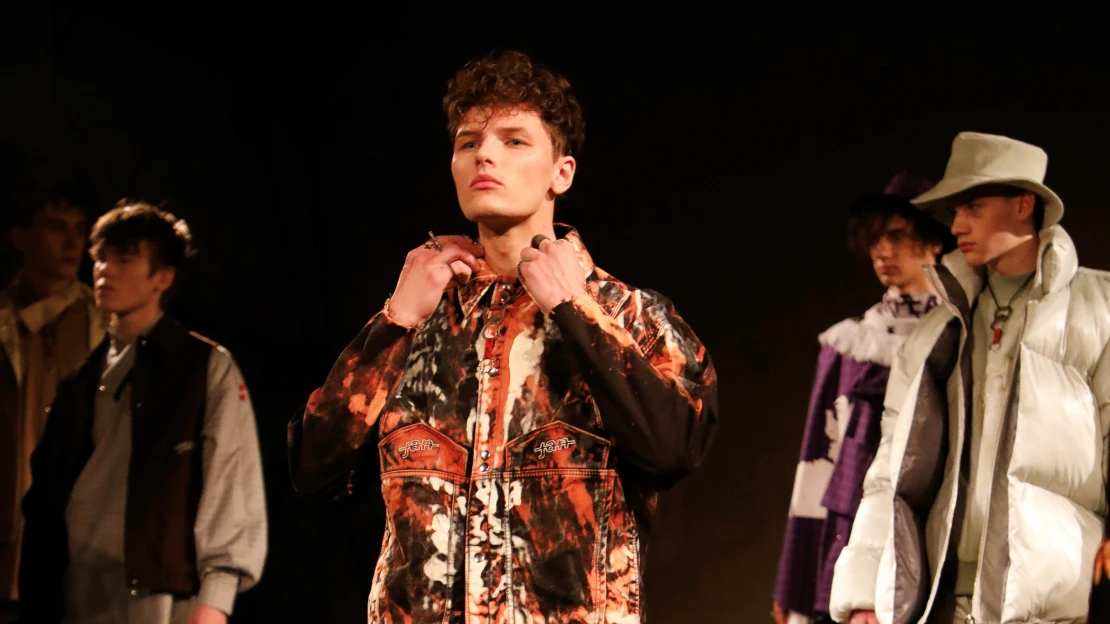 Batika i&nbsp;rybářský klobouk. Pražský fashion week se opřel do pánské módy