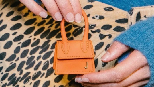 Malá kabelka, která způsobila velký humbuk. Je být mini nový maxi trend?