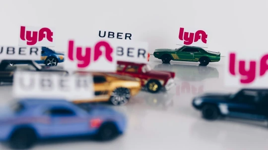 Ztrátové firmy jdou na burzu. Vyplatí se investovat do Uberu či&nbsp;Lyftu?