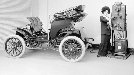 Proč elektromobily neuspěly a&nbsp;vracejí se až po&nbsp;150 letech