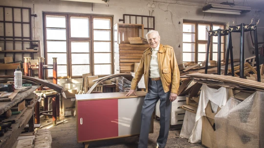 V jednadevadesáti znovu podniká. Jiří Jiroutek představuje další komody