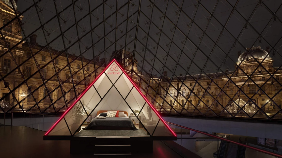 Můžete přespat v&nbsp;pyramidě Louvru. Stačí si ji pronajmout na Airbnb