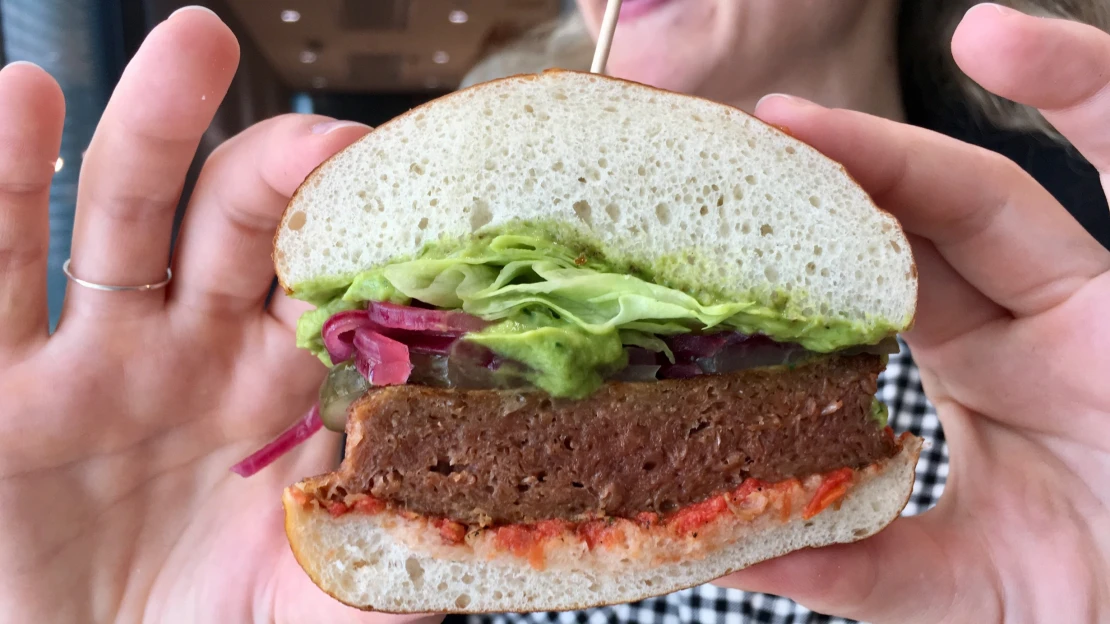 Ochutnali jsme burger bez masa, ve který věří i&nbsp;Bill Gates