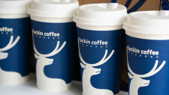Čerstvý miliardář za čínským řetězcem, který si brousí zuby na Starbucks