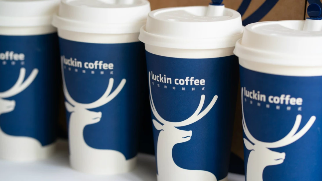 Čerstvý miliardář za čínským řetězcem, který si brousí zuby na Starbucks
