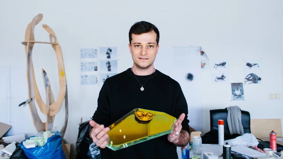 Lustry za miliony i&nbsp;umění pro galerii. Český designér, kterého byste měli znát