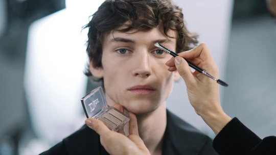 Pánský make-up je na vzestupu. Značky sázejí na to, že ho muži budou nosit běžně