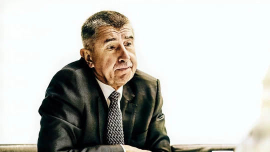 Oligarchové vždy předstírají, že brání obyčejné lidi, říká o Babišovi americký politolog