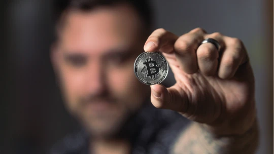 Kryptohorečka číslo dvě. Co tlačí bitcoin vzhůru a&nbsp;co ho může srazit