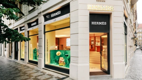 Birkinky se vracejí. Hermès znovu otevírá butik v Pařížské