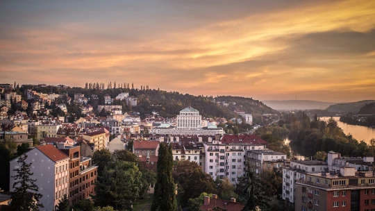 Ceny bydlení jsou na hraně, Praha balancuje na 100 tisících za metr