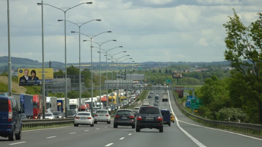 Celoroční dálniční známka v&nbsp;Česku od ledna zdraží. Elektroauta zůstanou bez poplatku