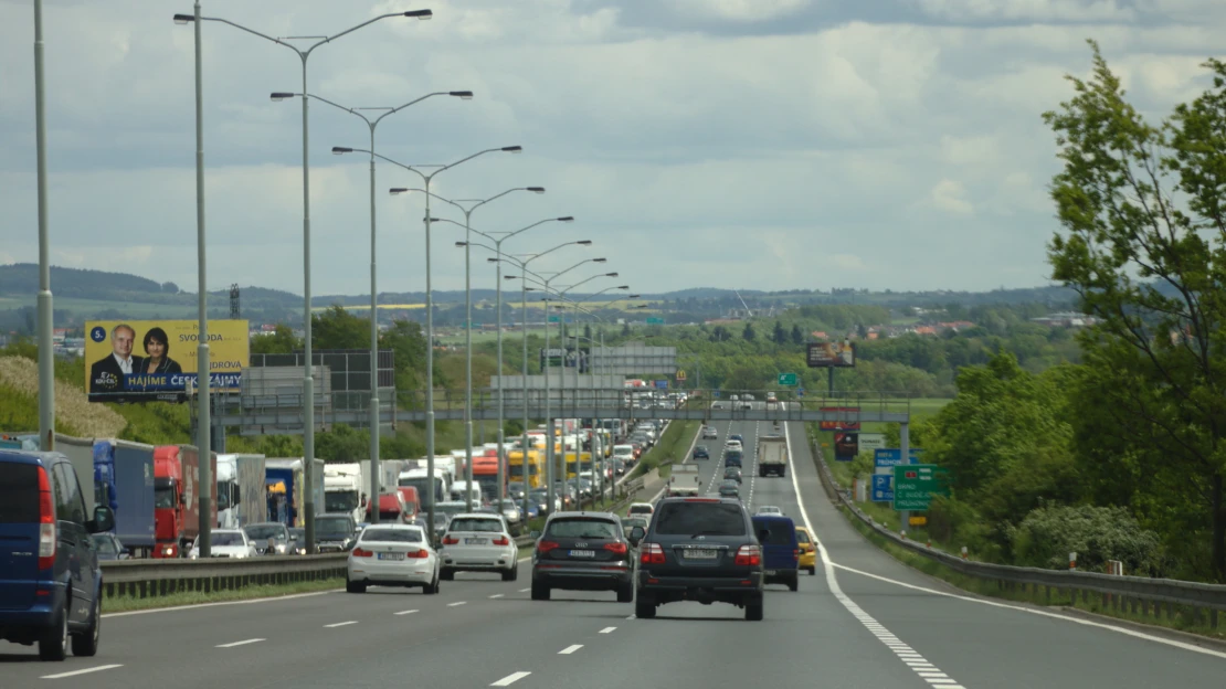 Celoroční dálniční známka v&nbsp;Česku od ledna zdraží. Elektroauta zůstanou bez poplatku