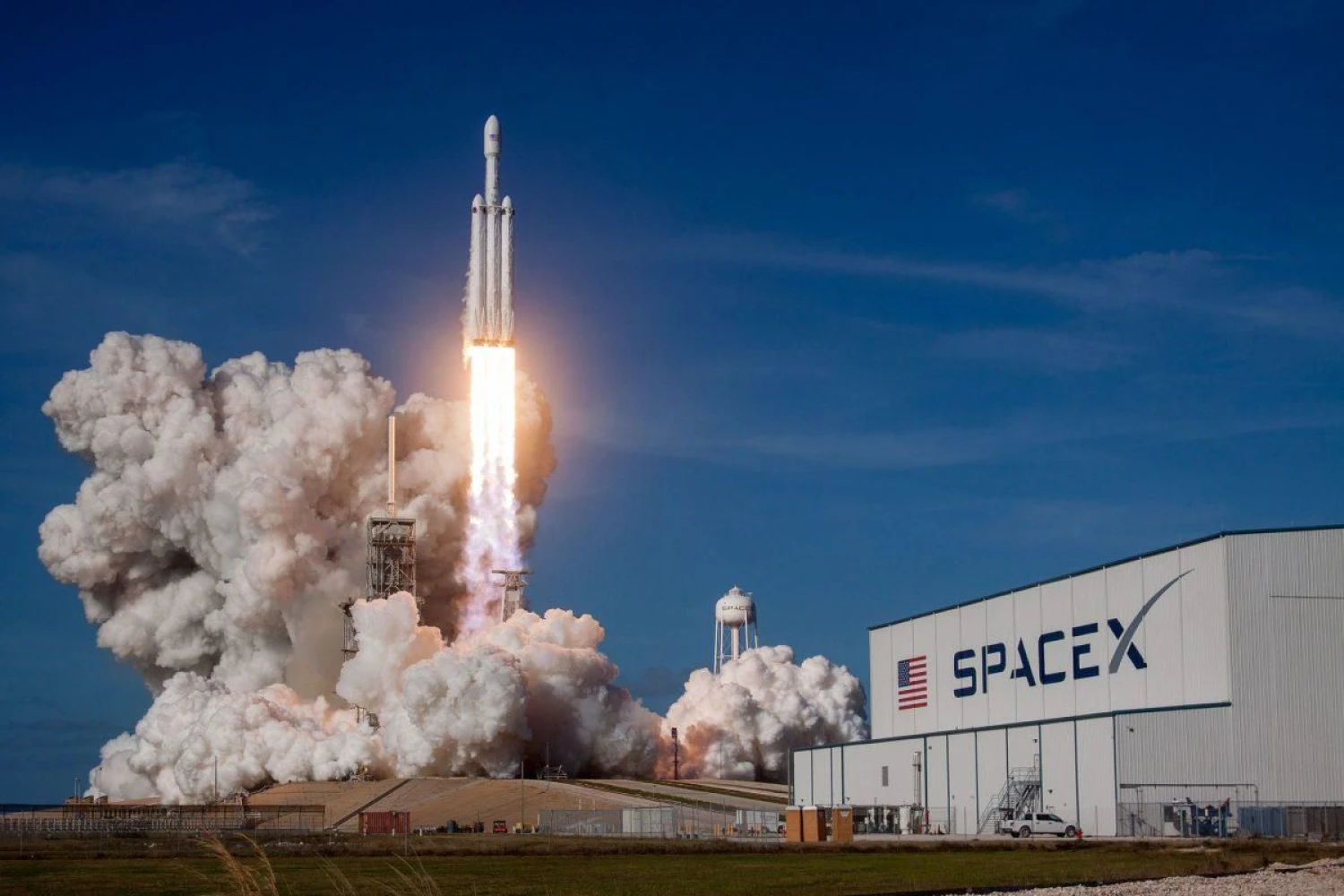 Vesmírné závody miliardářů. Kdo je ve svých raketových plánech nejdál