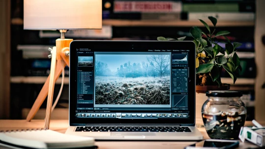 Připravte se na letištní chaos. Nebezpečný MacBook má zákaz létání