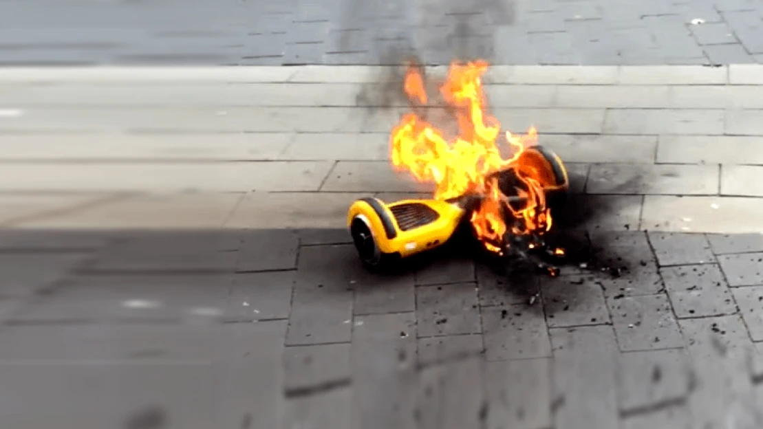 Bum! MacBook, Note 7 i&nbsp;hoverboardy můžou vybuchnout, když je zapnete