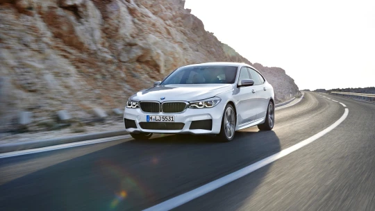 Divoká jízda. Automobilka BMW hlásí za loňský rok zisk pandemii navzdory