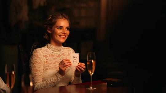 Krvavá nevěsta míří k oltáři a&nbsp;říká „ano“ zbraním, hororu i&nbsp;humoru