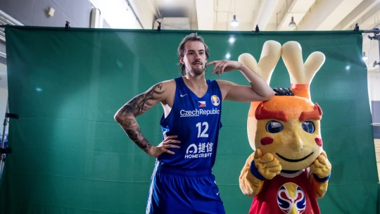Proč má český dres čínské znaky? Home Credit hraje basket „doma“