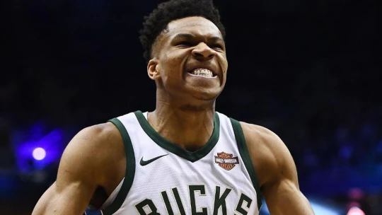 Sport & byznys posledních dní. Král Carlos, obr Giannis a&nbsp;Saúdi při&nbsp;chuti