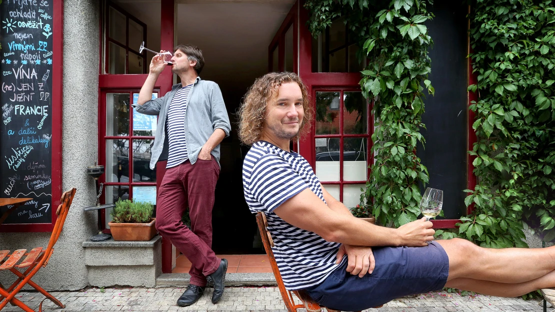 Na břehu Rhôny: Kamarádi z&nbsp;oddílu vymysleli vinárnu jako samoobsluhu a&nbsp;šíří ji po&nbsp;Česku