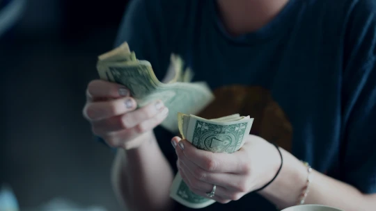 Nebýt chamtivý, na nikoho se nespoléhat. Investice očima úspěšných Čechů