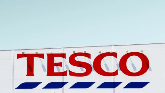 Úspěšný rok pro britský řetězec Tesco. Navýšil zisk na 83 miliard