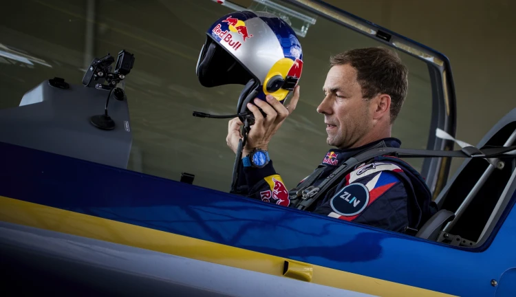 Martin Šonka v kokpitu svého letadla
