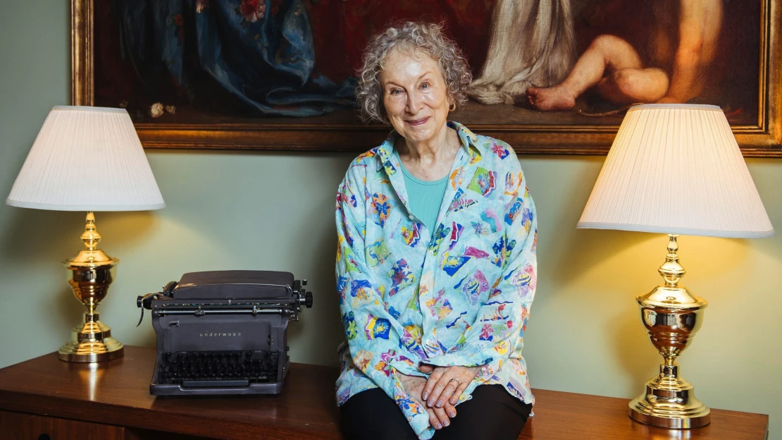 Bookerově ceně poprvé vládnou ženy. Pokračování Příběhu služebnice porazilo i&nbsp;Rushdieho