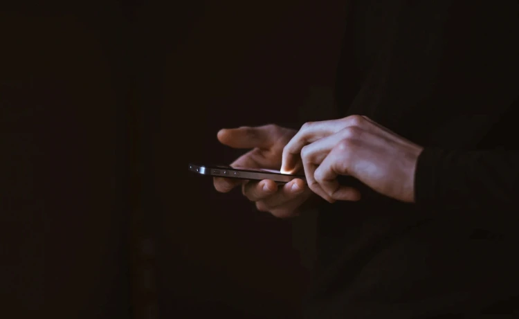 Mobilní telefon v ruce